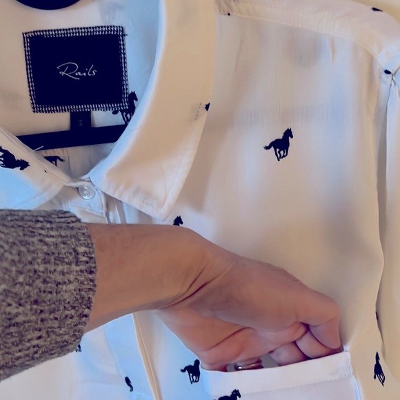 Rails Size  S Rocsi horse pattern button down shirt white, black - Picture 4 of 14